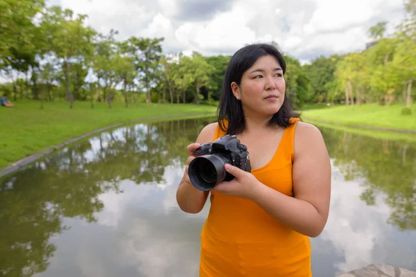 Krásná žena s nadváhou asijské fotograf v parku — Stock fotografie