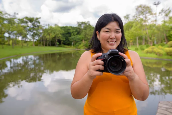 Asijské žena fotograf v parku připraven vzít obrázek — Stock fotografie