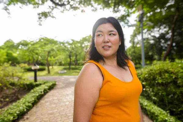 Krásná žena asijské nadváhu relaxační v parku — Stock fotografie