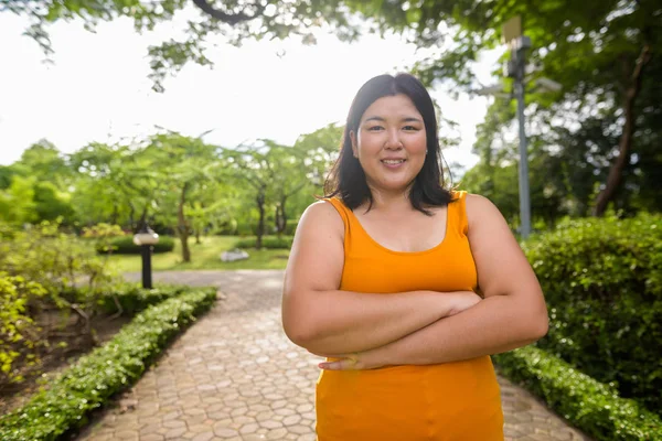 공원에서 교차 하는 팔과 체중 아름 다운 아시아 여자 — 스톡 사진