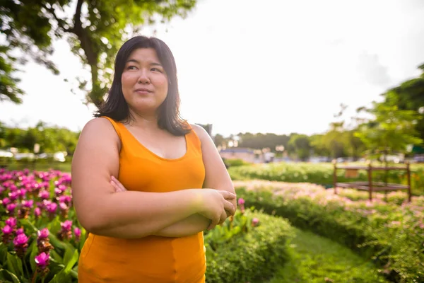 Piękny nadwagę kobieta azjatyckich myślenia w parku — Zdjęcie stockowe