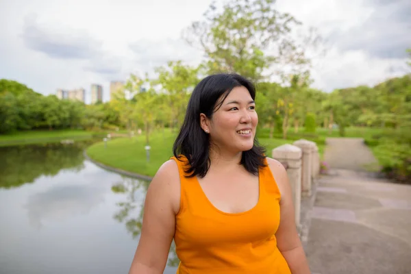 Krásná žena asijské nadváhu relaxační v parku — Stock fotografie