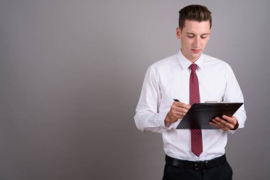 Genç yakışıklı işadamı panodan belge okuma