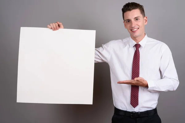 Feliz hombre de negocios sosteniendo tablero blanco vacío con espacio de copia —  Fotos de Stock