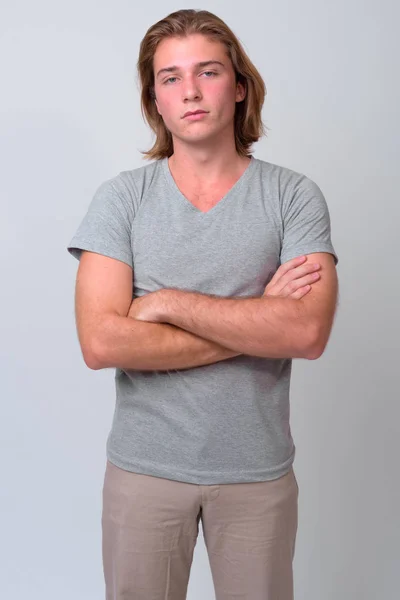 Jovem homem bonito com cabelo loiro longo — Fotografia de Stock