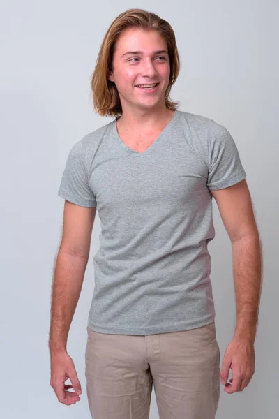 Uzun sarı saçlı Genç yakışıklı adam — Stok fotoğraf