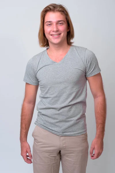 Fiatal jóképű férfi, hosszú, szőke hajjal — Stock Fotó