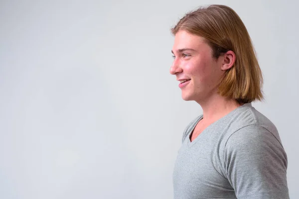 Junger schöner Mann mit langen blonden Haaren — Stockfoto