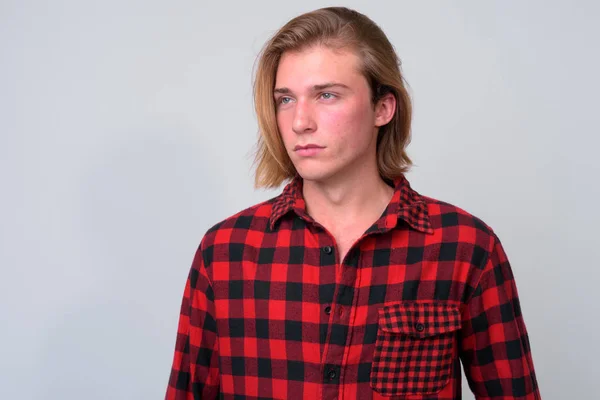 Homem hipster bonito jovem com cabelo loiro longo — Fotografia de Stock