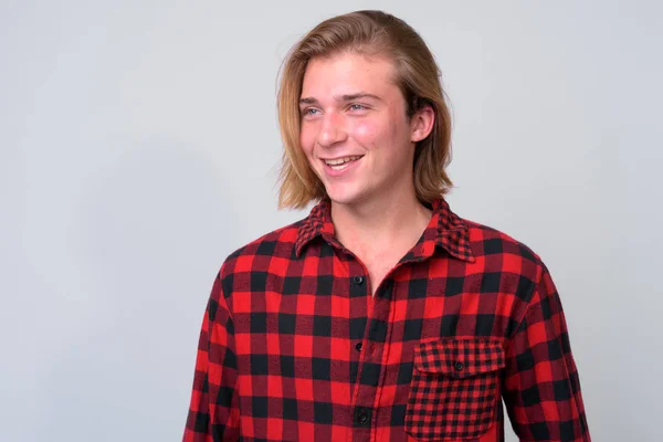 Homem hipster bonito jovem com cabelo loiro longo — Fotografia de Stock