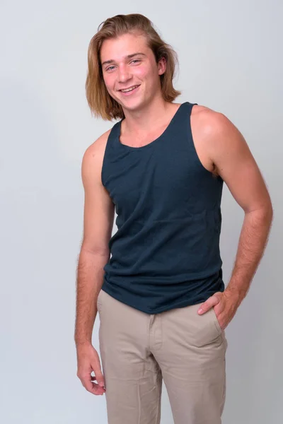 Jovem homem bonito com cabelo loiro longo — Fotografia de Stock