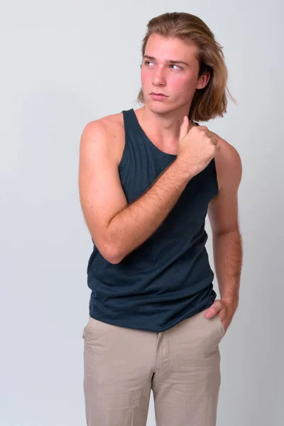 Joven hombre guapo con el pelo largo y rubio —  Fotos de Stock