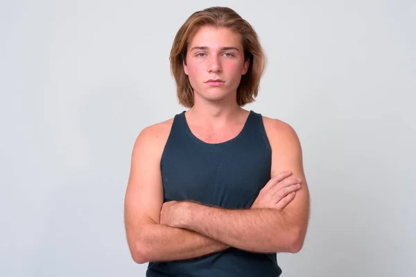 Jovem homem bonito com cabelo loiro longo — Fotografia de Stock