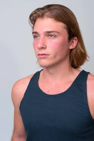 Fiatal jóképű férfi, hosszú, szőke hajjal — Stock Fotó