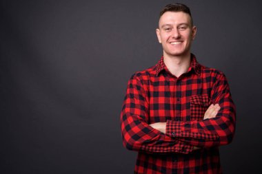 Mutlu genç yakışıklı adam silah ile gülümseyen geçti