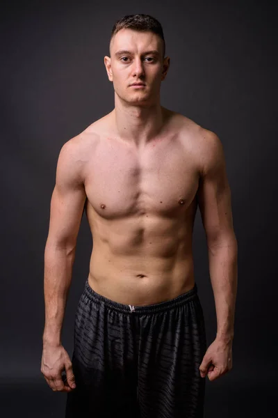Podobizna muže mladý pohledný svalnatý fitness košili — Stock fotografie