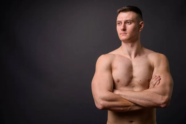 Красивый мускулистый спортсмен без рубашки со скрещенными руками — стоковое фото