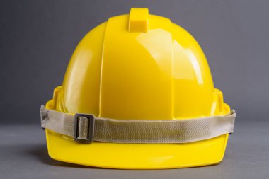 İnşaat kask gri arka plan stüdyo çekim