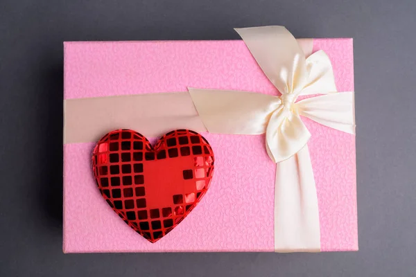 Студія постріл рожевий подарунковій коробці на сірому тлі — стокове фото