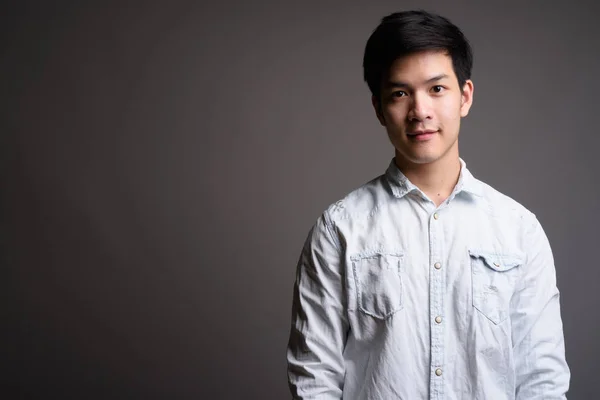 Студія портрет молодого красивий азіатських бізнесмена — стокове фото