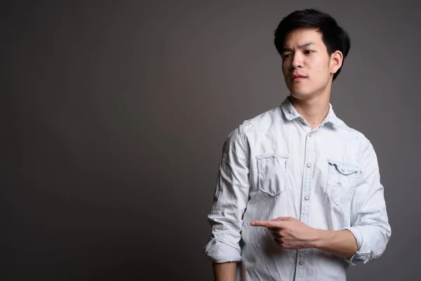 Estúdio Tiro Jovem Bonito Empresário Asiático Vestindo Camisa Branca Contra — Fotografia de Stock