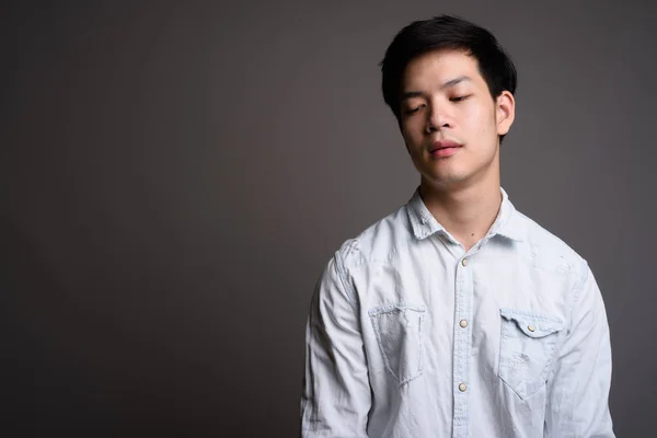 Retrato de jovem empresário asiático com os olhos fechados — Fotografia de Stock