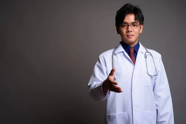El sıkışma veren Genç Asyalı adam doktor portresi — Stok fotoğraf