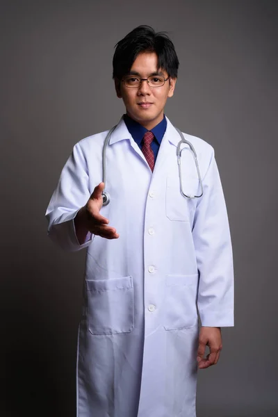 Retrato de hombre joven asiático médico dando apretón de manos —  Fotos de Stock