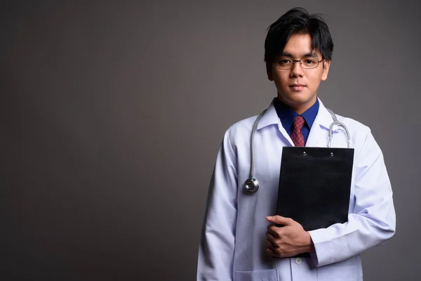 Retrato de jovem asiático homem médico com prancheta — Fotografia de Stock