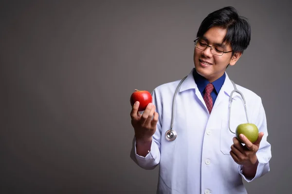 Médico buscando saludable manzana verde y manzana roja — Foto de Stock