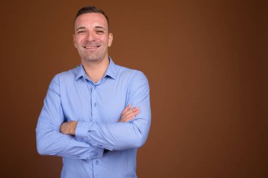 İşadamı kahverengi arka plan mavi gömlek giymiş