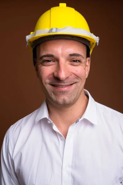 Retrato de hombre de negocios con sombrero de señora sobre fondo marrón — Foto de Stock