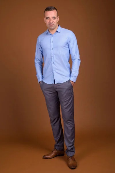 Celovečerní snímek podnikatel na sobě modrou košili — Stock fotografie