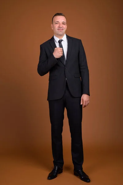 Full length shot of businessman standing and wearing suit — Stock Photo, Image