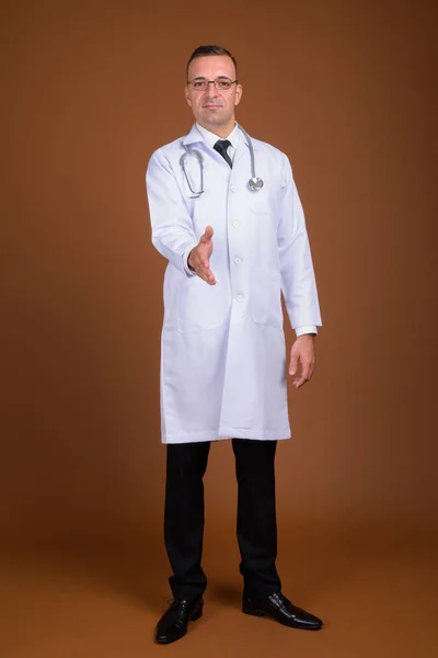 Полнометражный снимок рукопожатия врача — стоковое фото