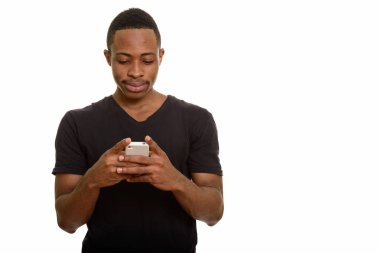 Genç yakışıklı Afrika adam cep telefonuyla beyaz arka planı izole