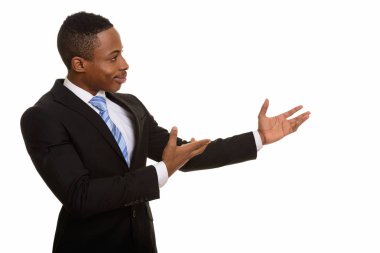 Genç Afrikalı iş adamının profil görüşü 