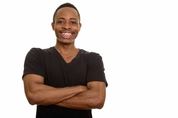 Bonito homem africano feliz sorrindo com os braços cruzados isolado contra fundo branco — Fotografia de Stock