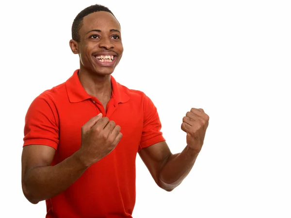 Jovem homem africano feliz sorrindo e olhando animado — Fotografia de Stock