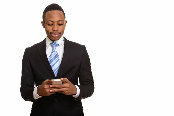 Młody przystojny afrykański biznesmen za pomocą telefonu komórkowego — Zdjęcie stockowe