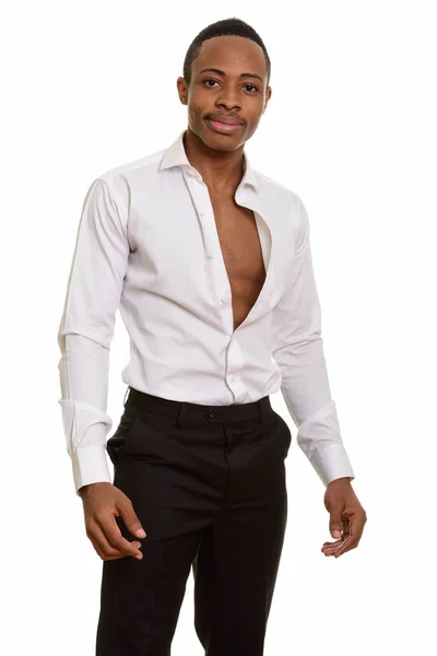 Молодий гарний африканський чоловік з розкритими сорочками. — стокове фото