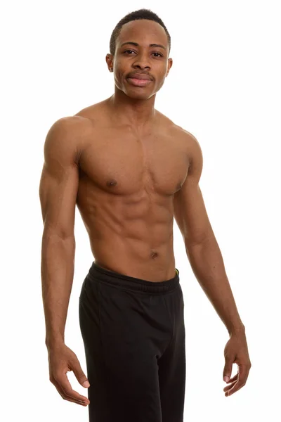 Молодой красивый и мускулистый африканский мужчина без рубашки — стоковое фото