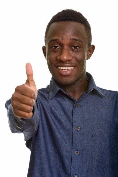 Jovem homem africano feliz sorrindo e dando o polegar para cima — Fotografia de Stock