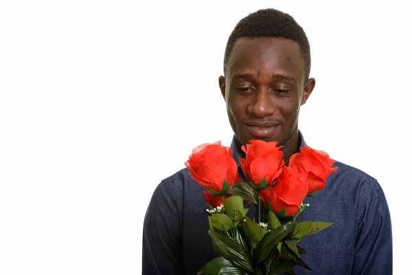 Giovane bell'uomo africano con rose rosse pronte per San Valentino — Foto Stock