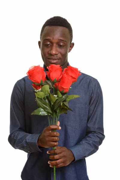 Giovane uomo africano che tiene rose rosse pronte per San Valentino — Foto Stock