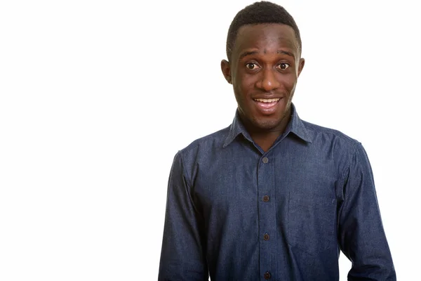 Retrato de jovem feliz homem africano sorrindo — Fotografia de Stock