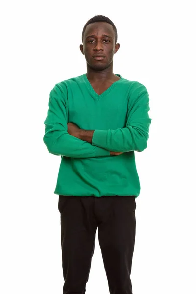Afrikaanse jongeman met gekruiste armen kijken camera — Stockfoto