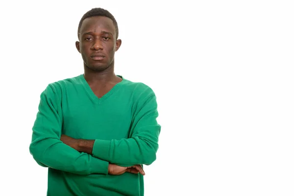 Unga afrikanska man med armarna korsade tittar på kameran — Stockfoto