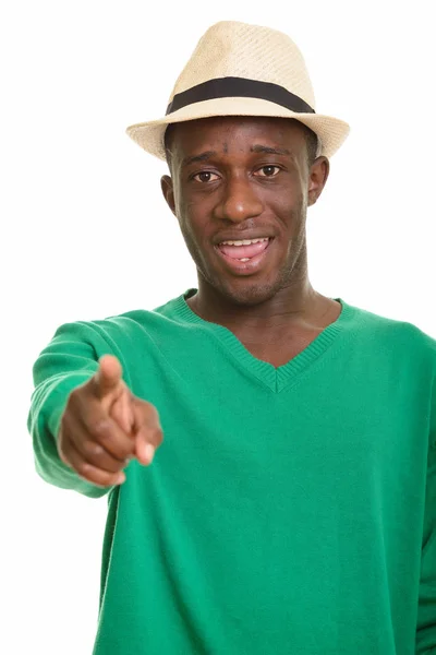 Ung glad afrikansk man ler och pekar finger — Stockfoto