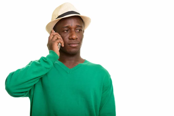 Ung vacker afrikansk man prata i mobiltelefon samtidigt tänkte — Stockfoto